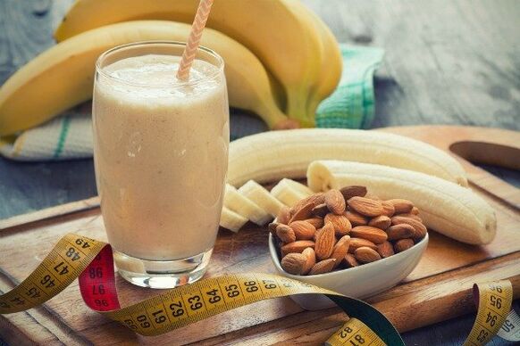 Smúzi with banana and almonds